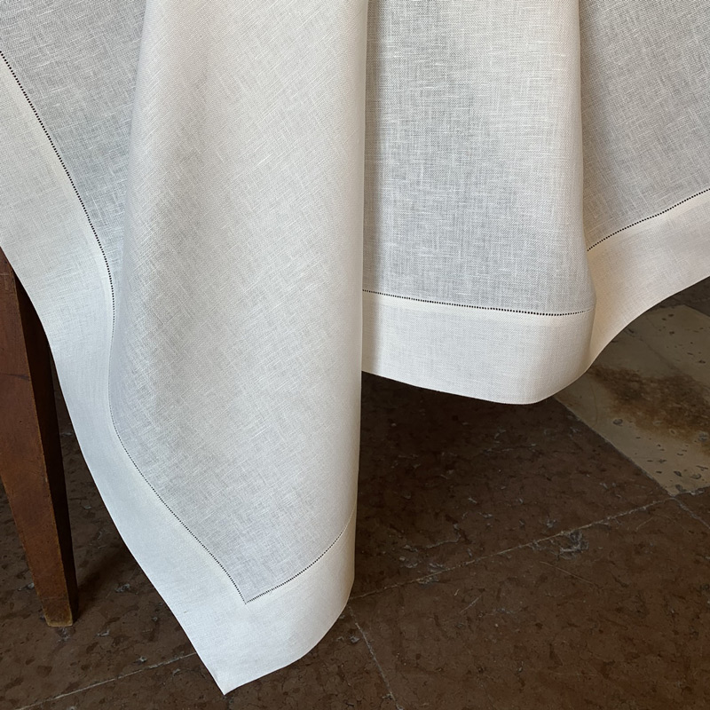 luxury-bissone-linen-tablecloth-la-bottega-di-casa Dettaglio della tovaglia Bissone in lino color panna con bordo da 7 cm e orlo a giorno eseguito a macchina
