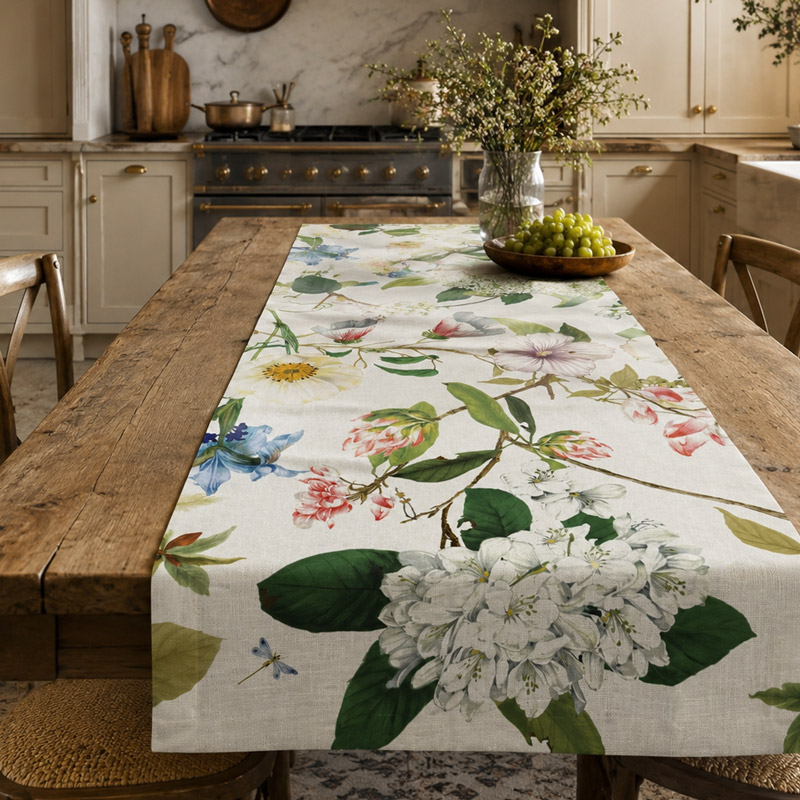 luxury-linen-table-runner-Ibisco-La-Bottega-di-Casa Runner in lino stampato Ibisco con fiori di ibisco e ortensie su tavolo rustico in legno, La Bottega di Casa