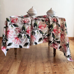 tovaglia di lino con fiori di magnolia