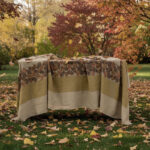 tovaglia di lino e canapa con foglie autunnali