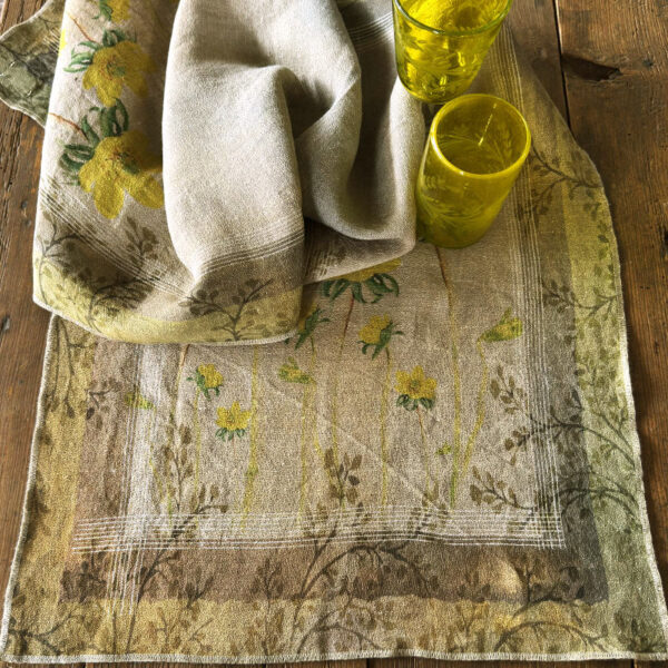striscia da tavola in lino e canapa con fiori gialli stampati