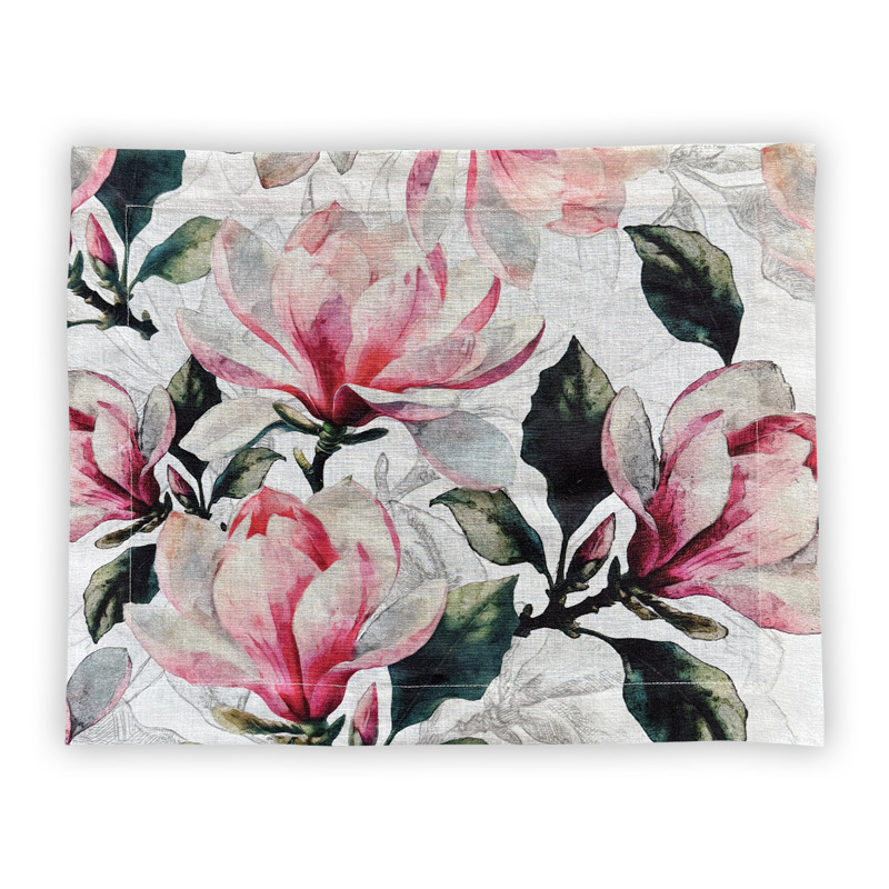 Tovaglietta-magnolia-rosa-La-Bottega-di-Casa Tovaglietta americana in lino Magnolia Rosa su fondo bianco — grandi fiori di magnolia in rosa cipria e cardinale con fogliame verde scuro in acquerello