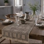 Runner da tavola Intersezioni grigio in tessuto jacquard di canapa e cotone su tavolo rustico