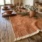 Runner da tavola Intersezioni terracotta in canapa e cotone con ceramiche e rami di ulivo