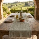 striscia da tavola optical su un tavolo rustico all'aperto